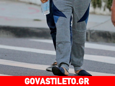 Ποιος τραγουδιστής βγήκε στο δρόμο με παντελόνι πιτζάμας και με παντόφλες;